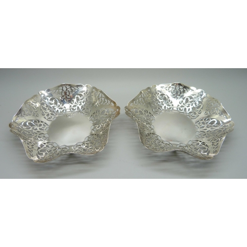 852 - A pair of pierced silver dishes, S. J. Levi, Birmingham 1934, 149g