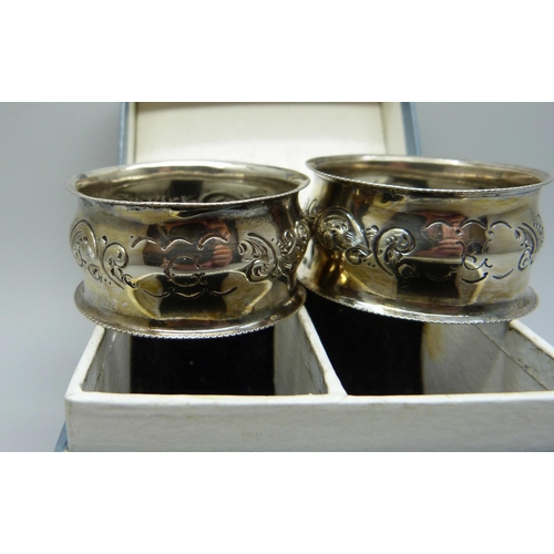 859 - A pair of silver napkin rings, boxed, embossed decoration, Birmingham 1903