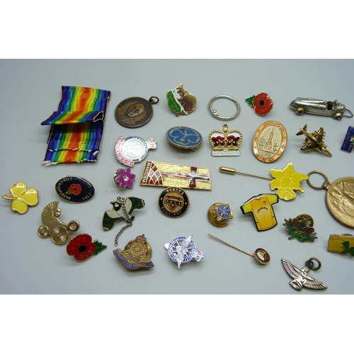 862 - A WWI Victory medal to DM2-207055 Pte. L. Elliott ASC, and a collection of badges