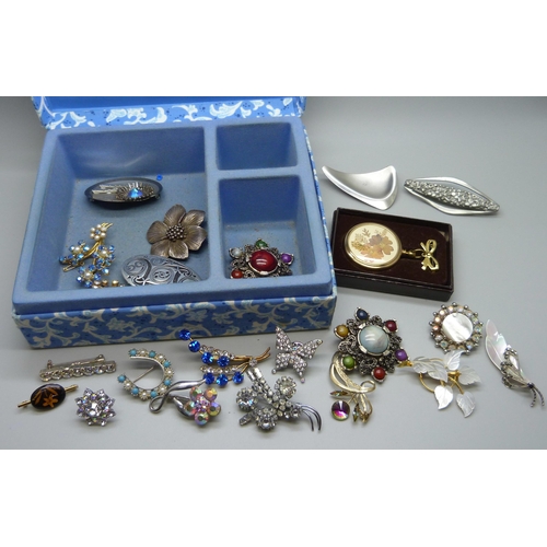 896 - A collection of costume brooches including vintage, Miracle, St. Justin pewter, etc., in a jewellery... 