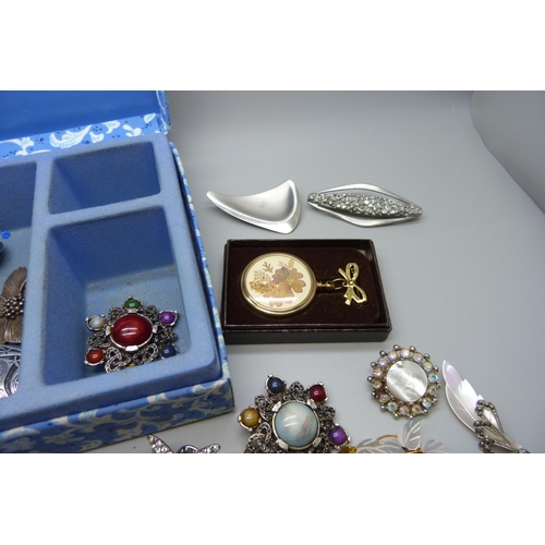 896 - A collection of costume brooches including vintage, Miracle, St. Justin pewter, etc., in a jewellery... 