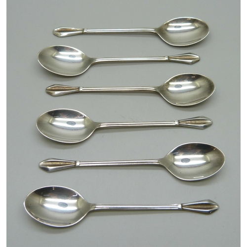 899 - A set of six silver coffee spoons, 40g