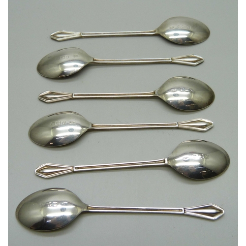 899 - A set of six silver coffee spoons, 40g