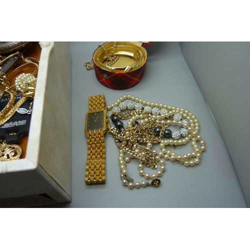 907 - Costume jewellery, wristwatches, a magnifying glass, etc.