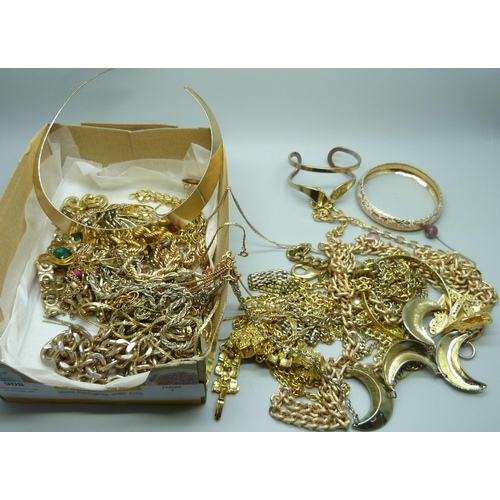 908 - A collection of gold-tone jewellery