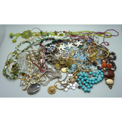 913 - A collection of vintage and later costume jewellery including garnet and agate