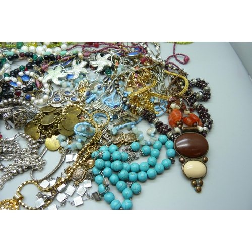 913 - A collection of vintage and later costume jewellery including garnet and agate