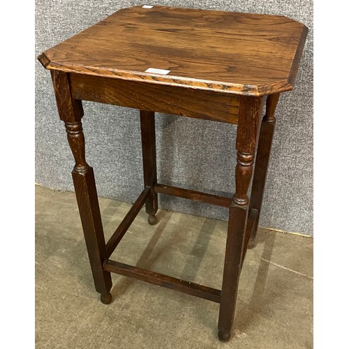 226 - An early 20th Century oak occasional table