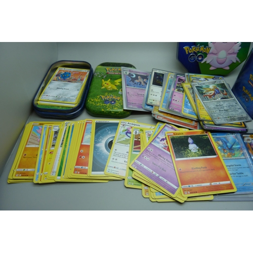 922 - 500 plus Pokémon cards including colour graphic and Pokémon tins