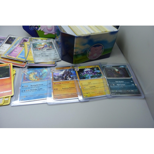 922 - 500 plus Pokémon cards including colour graphic and Pokémon tins