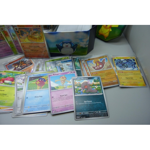 923 - 600 plus Pokémon cards including colour graphic and Black Star rares