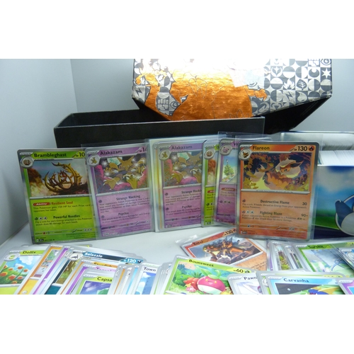 923 - 600 plus Pokémon cards including colour graphic and Black Star rares