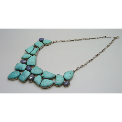 926 - A large turquoise necklace