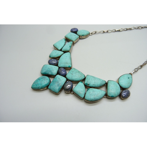 926 - A large turquoise necklace