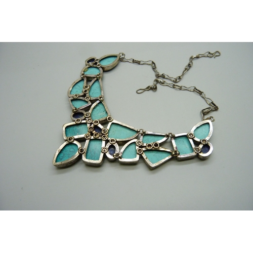 926 - A large turquoise necklace