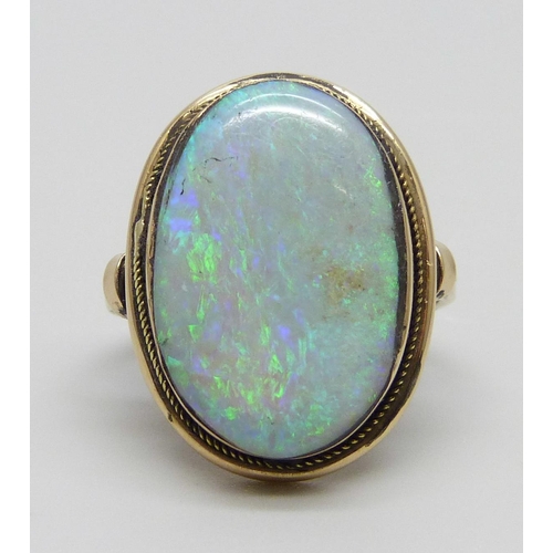 932 - An 18ct gold and opal ring, 4.9g, I, opal 18.7mm x 12.5mm