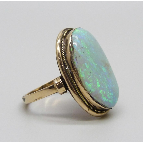 932 - An 18ct gold and opal ring, 4.9g, I, opal 18.7mm x 12.5mm