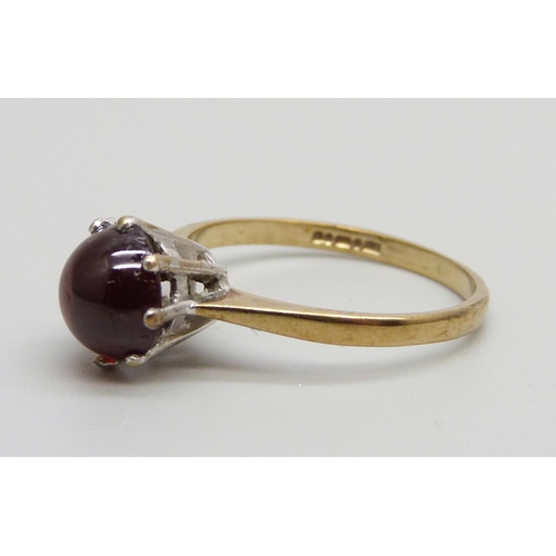 935 - A 9ct gold and garnet cabochon ring, 2.1g, N