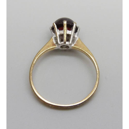 935 - A 9ct gold and garnet cabochon ring, 2.1g, N