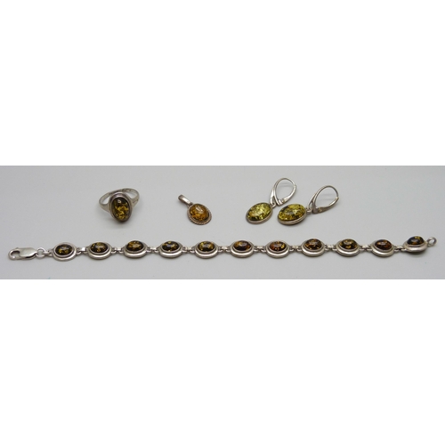 941 - A collection of green amber set silver jewellery