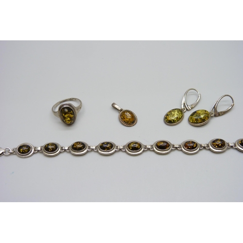 941 - A collection of green amber set silver jewellery