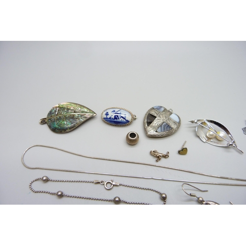 950 - A pair of silver Greek key earrings, a Scottish pendant a/f, three silver brooches, etc.