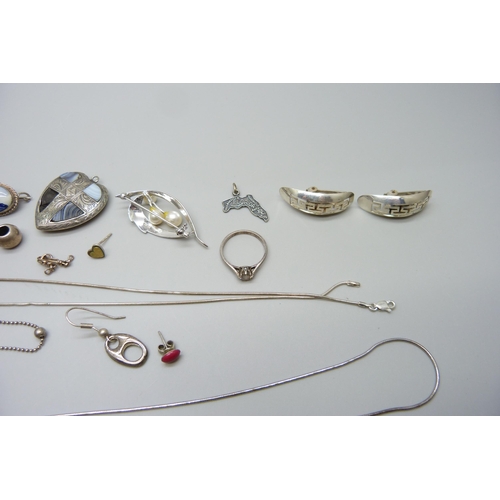 950 - A pair of silver Greek key earrings, a Scottish pendant a/f, three silver brooches, etc.