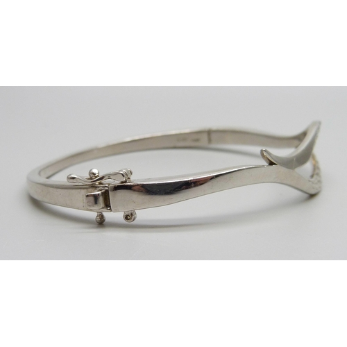 954 - A hallmarked silver bangle, 24g