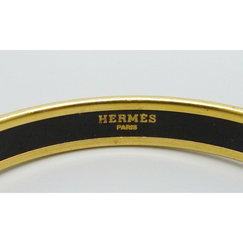 956 - A Hermès Paris enamelled bangle, made in Austria, 67mm inner diameter