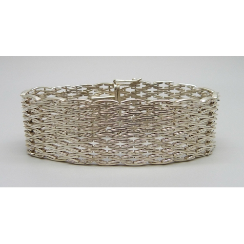 957 - A silver bracelet, 64g