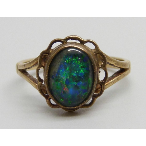 964 - A 9ct gold and opal triplet ring, 2.1g, L/M