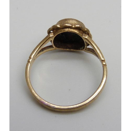 964 - A 9ct gold and opal triplet ring, 2.1g, L/M