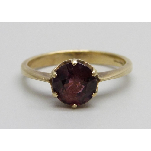 965 - A 9ct gold and red stone ring, 2.3g, N