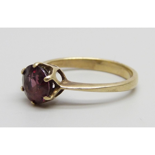 965 - A 9ct gold and red stone ring, 2.3g, N