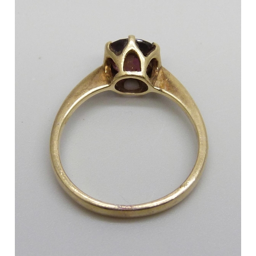 965 - A 9ct gold and red stone ring, 2.3g, N