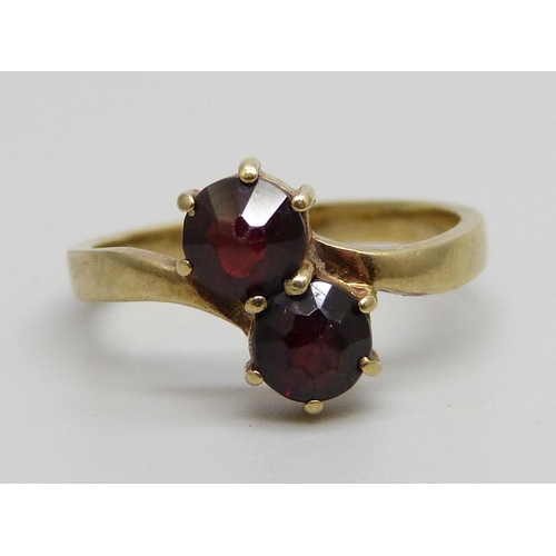 967 - A 9ct gold and garnet ring, 2.6g, N