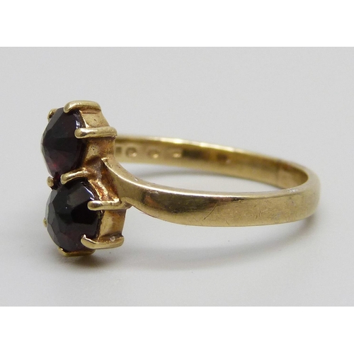 967 - A 9ct gold and garnet ring, 2.6g, N