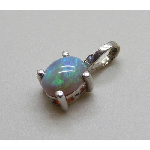 983 - An opal set pendant, 0.8g