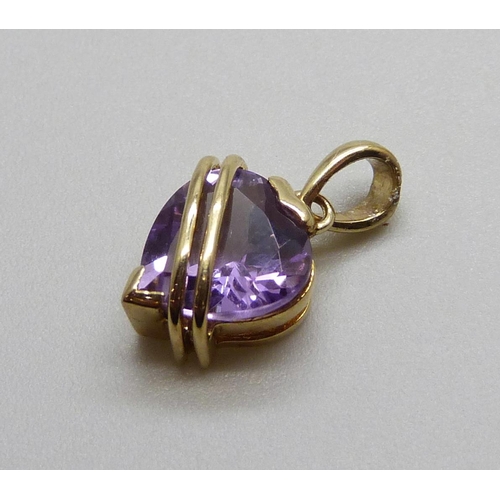 984 - A 9ct gold and amethyst pendant, 1.1g