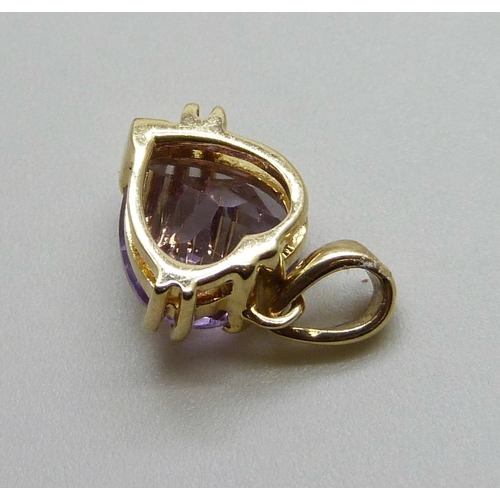 984 - A 9ct gold and amethyst pendant, 1.1g