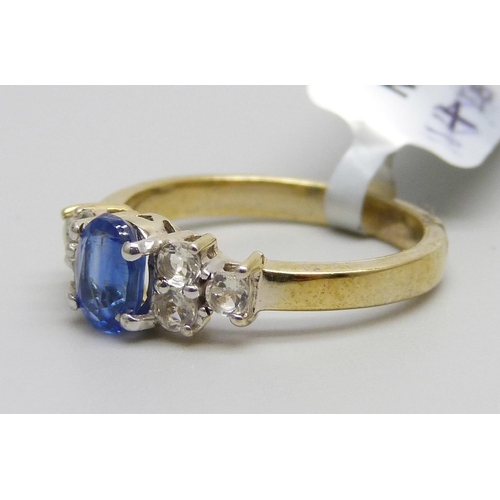 998 - A silver gilt, blue kyanite and serenite ring, Q