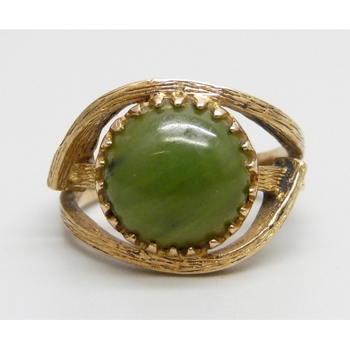 999 - A 9ct gold, jade cabochon ring with bark effect detail, Birmingham 1924, 4.2g, L