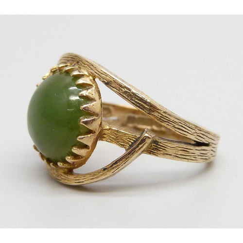 999 - A 9ct gold, jade cabochon ring with bark effect detail, Birmingham 1924, 4.2g, L