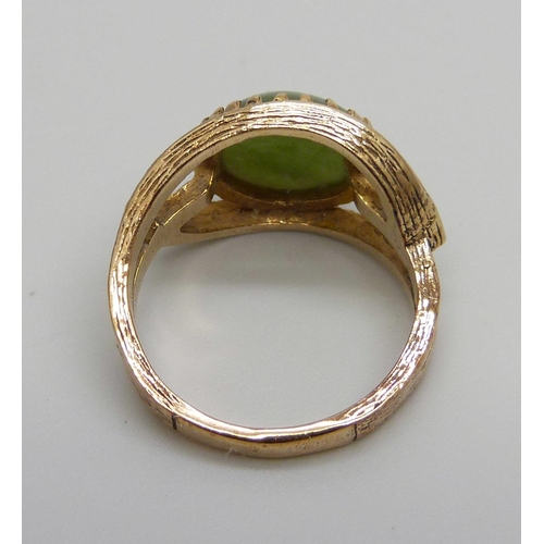 999 - A 9ct gold, jade cabochon ring with bark effect detail, Birmingham 1924, 4.2g, L