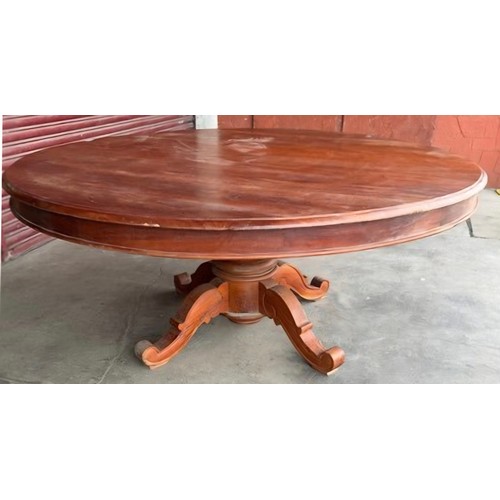 244 - A Victorian style harwood circular dining table table