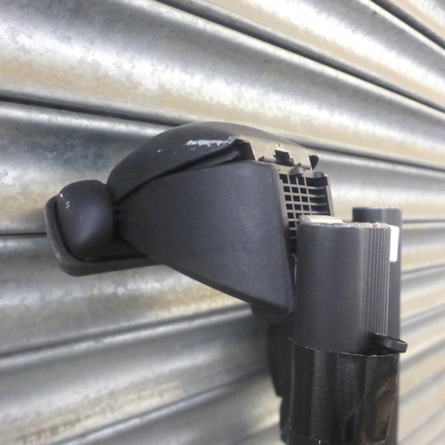 5167 - A pair of Montblanc roof bars with key