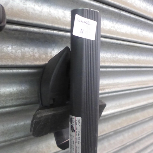 5167 - A pair of Montblanc roof bars with key