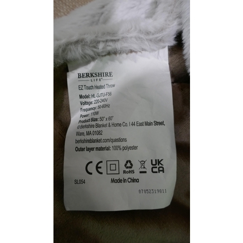 6070 - Berkshire Heated Throw and a Grandeur Bath Towel - This lot requires a UK adapter (334-505,506) *Thi... 