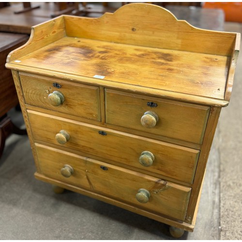 173 - A Victorian pine chest of drawers