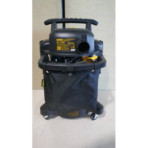 6027 - Dewalt wet/Dry Vacuum Cleaner - This lot requires a UK adapter (334-618) *This lot is subject to Vat